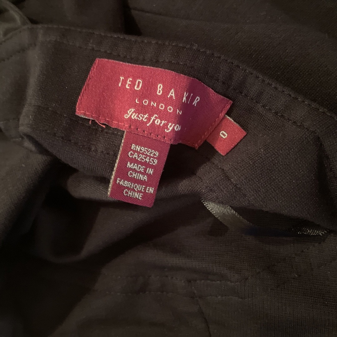TED BAKER(テッドベイカー)のテッドベイカー Ted Baker ミニワンピース 黒　ジッパーディテール　XS レディースのワンピース(ミニワンピース)の商品写真