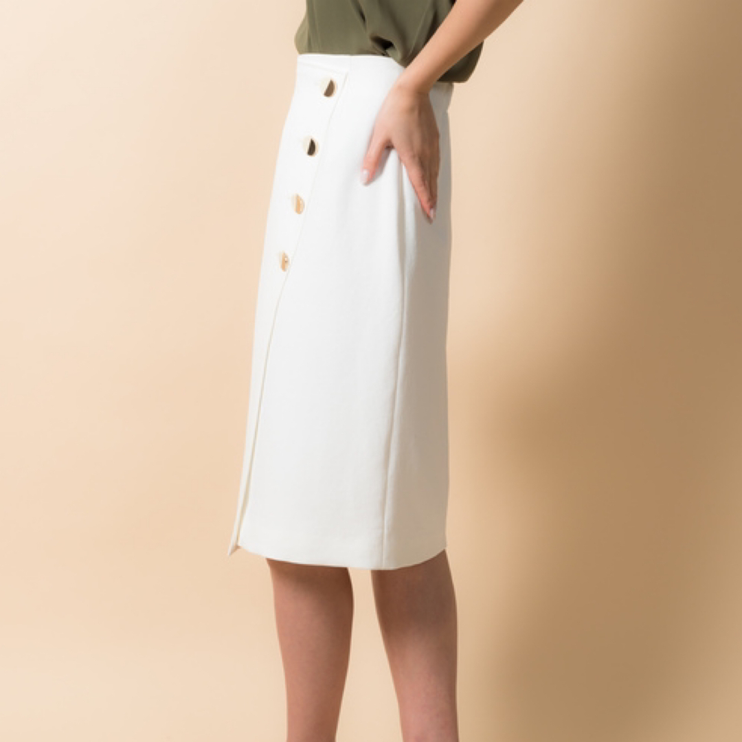 Apuweiser-riche(アプワイザーリッシェ)のTONAL　フロント釦タイトスカート（ホワイト） レディースのスカート(ひざ丈スカート)の商品写真