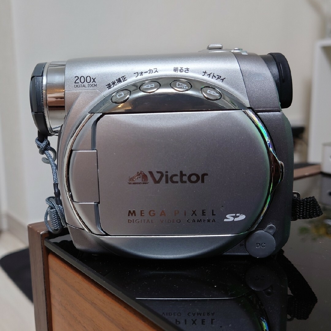 Victor(ビクター)のケンウッド　ビクター　デジタルビデオカメラ　プラチナシルバーGR-D230-S スマホ/家電/カメラのカメラ(ビデオカメラ)の商品写真