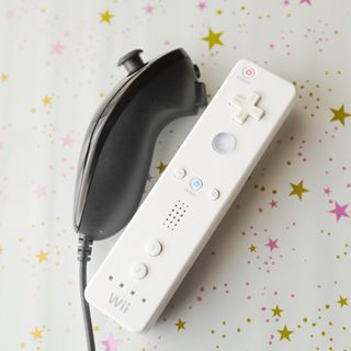 ウィー(Wii)のwiiリモコンとヌンチャク黒セット(家庭用ゲーム機本体)