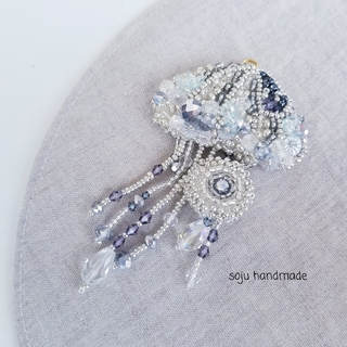 シルバーのキラキラクラゲ　ビーズ刺繍　ブローチ(コサージュ/ブローチ)