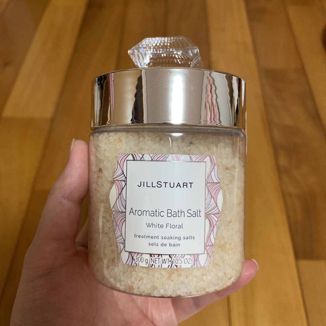 JILL STUART アロマティックバスソルト ホワイトフローラル 300g コスメ/美容のボディケア(入浴剤/バスソルト)の商品写真