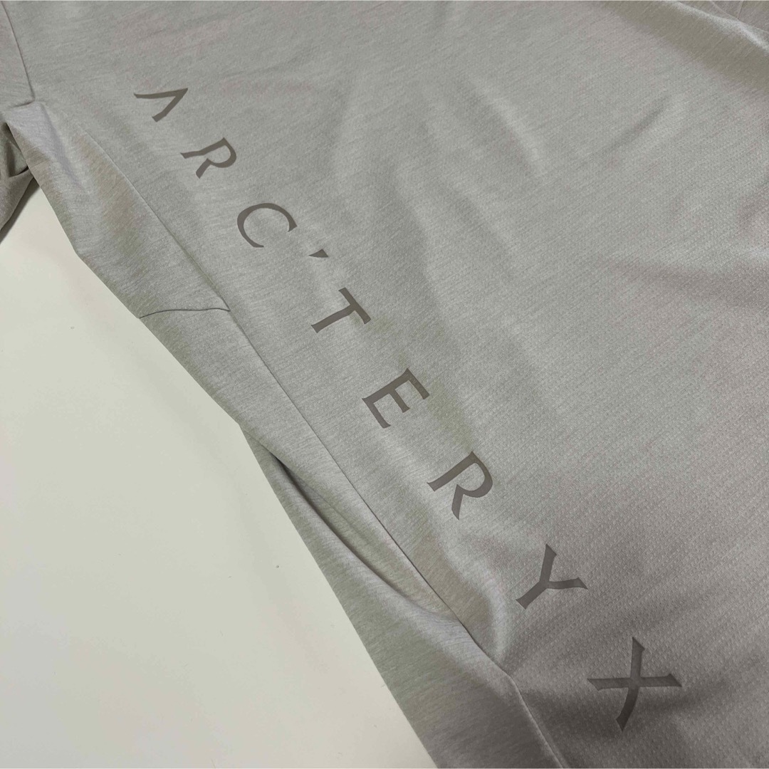 ARC'TERYX(アークテリクス)のARC'TERYX アークテリクス　Cormac Arc'Word SS Mベー メンズのトップス(Tシャツ/カットソー(半袖/袖なし))の商品写真