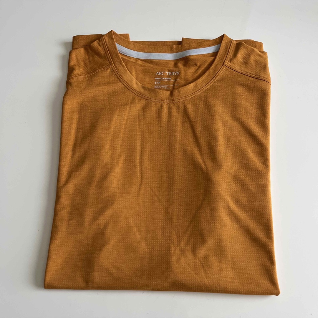 ARC'TERYX(アークテリクス)のARC'TERYX アークテリクス　Cormac Arc'Word SS Sオレ メンズのトップス(Tシャツ/カットソー(半袖/袖なし))の商品写真