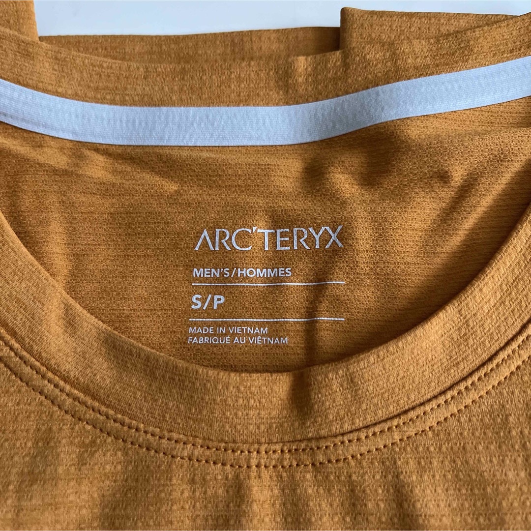 ARC'TERYX(アークテリクス)のARC'TERYX アークテリクス　Cormac Arc'Word SS Sオレ メンズのトップス(Tシャツ/カットソー(半袖/袖なし))の商品写真