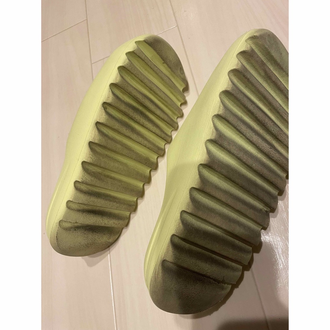 YEEZY（adidas）(イージー)のyeezy slide 28.5 glow greenイージー メンズの靴/シューズ(サンダル)の商品写真
