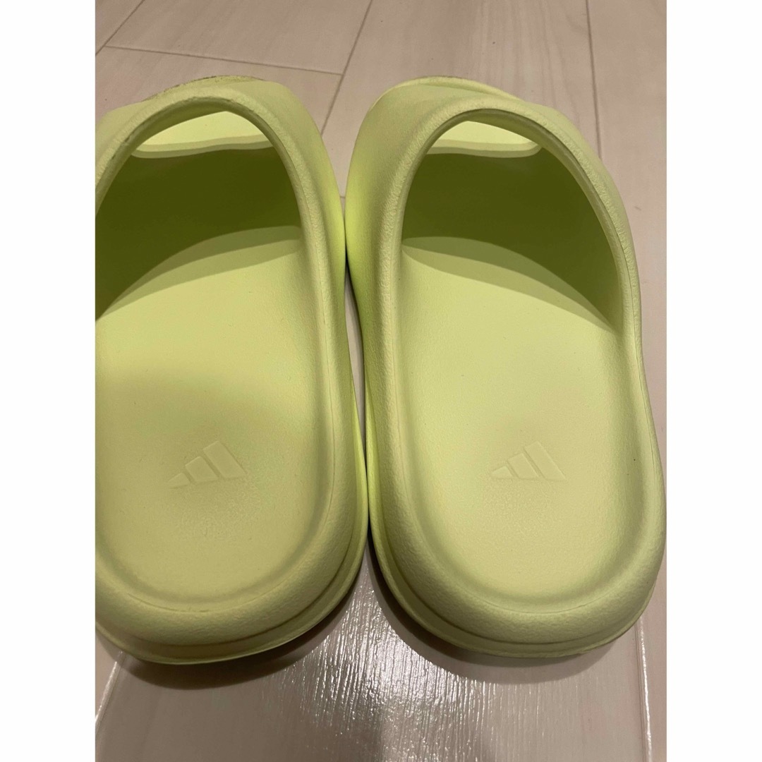 YEEZY（adidas）(イージー)のyeezy slide 28.5 glow greenイージー メンズの靴/シューズ(サンダル)の商品写真