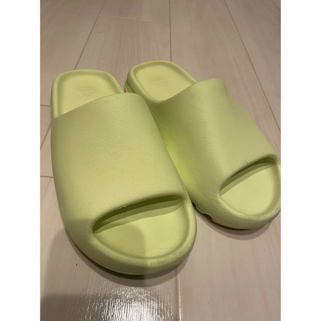 YEEZY（adidas）(イージー)のyeezy slide 28.5 glow greenイージー メンズの靴/シューズ(サンダル)の商品写真