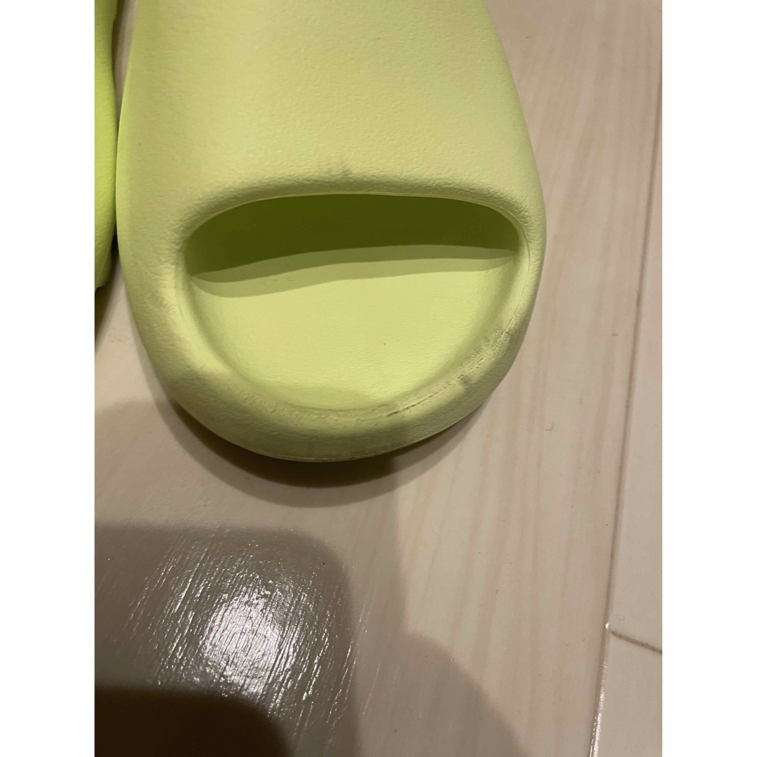 YEEZY（adidas）(イージー)のyeezy slide 28.5 glow greenイージー メンズの靴/シューズ(サンダル)の商品写真