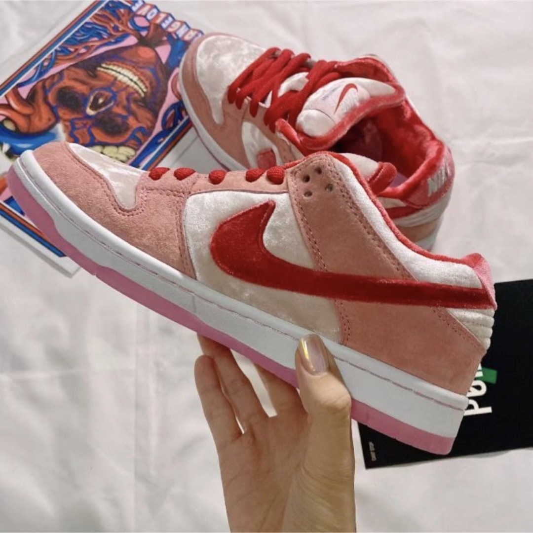 nike sb dunk low strange love