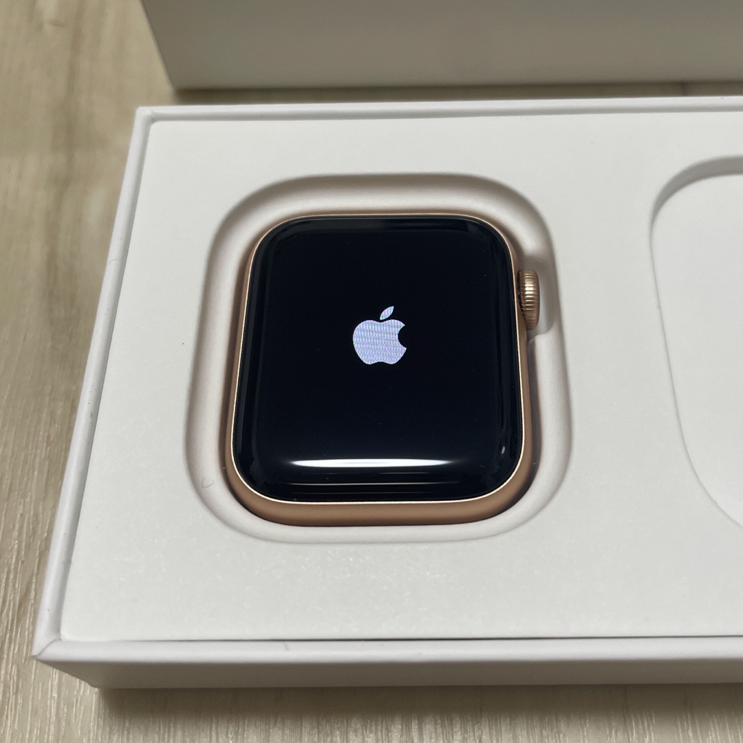 Apple Watch(アップルウォッチ)のApple Watch SE 40mm GPSモデル　第一世代 スマホ/家電/カメラのスマートフォン/携帯電話(その他)の商品写真