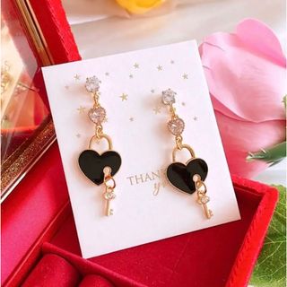 大人可愛い❤️ハートの南京錠＆鍵 ブラック ハンドメイド ピアス イヤリング(ピアス)