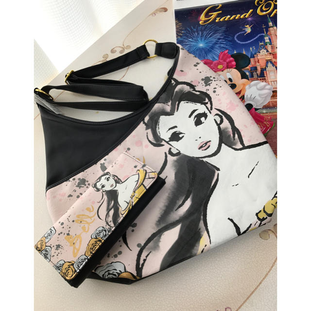 Disney(ディズニー)の値下げ‼️日本未発売‼️美女と野獣 ベル 財布 ショルダーバッグ 上海ディズニー エンタメ/ホビーのおもちゃ/ぬいぐるみ(キャラクターグッズ)の商品写真