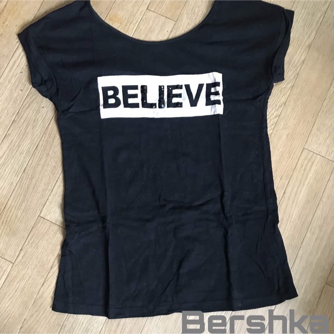 Bershka(ベルシュカ)のBershka ボックスロゴTシャツ 背中空きTシャツ 可愛い かわいい レディースのトップス(Tシャツ(半袖/袖なし))の商品写真