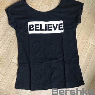 ベルシュカ(Bershka)のBershka ボックスロゴTシャツ 背中空きTシャツ 可愛い かわいい(Tシャツ(半袖/袖なし))