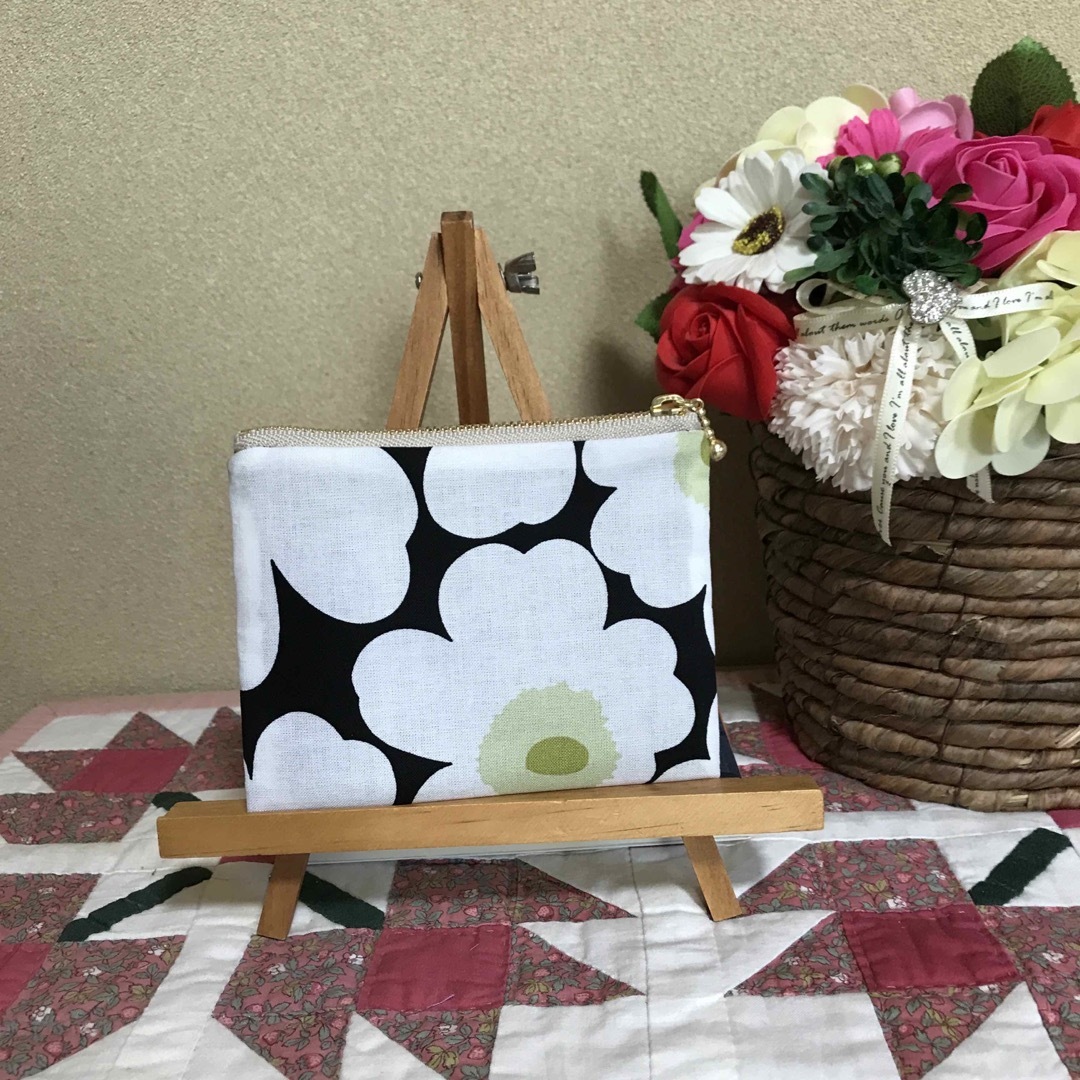 marimekko(マリメッコ)のマリメッコ  生地　ハンドメイド　ミニウニッコ　ティッシュケース付きポーチ ハンドメイドのファッション小物(ポーチ)の商品写真