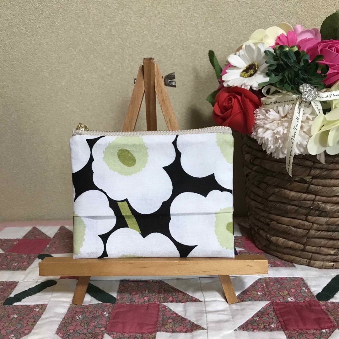 marimekko(マリメッコ)のマリメッコ  生地　ハンドメイド　ミニウニッコ　ティッシュケース付きポーチ ハンドメイドのファッション小物(ポーチ)の商品写真