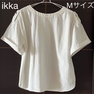 イッカ(ikka)のikka イッカ　トップス　Mサイズ　オフホワイト(カットソー(半袖/袖なし))