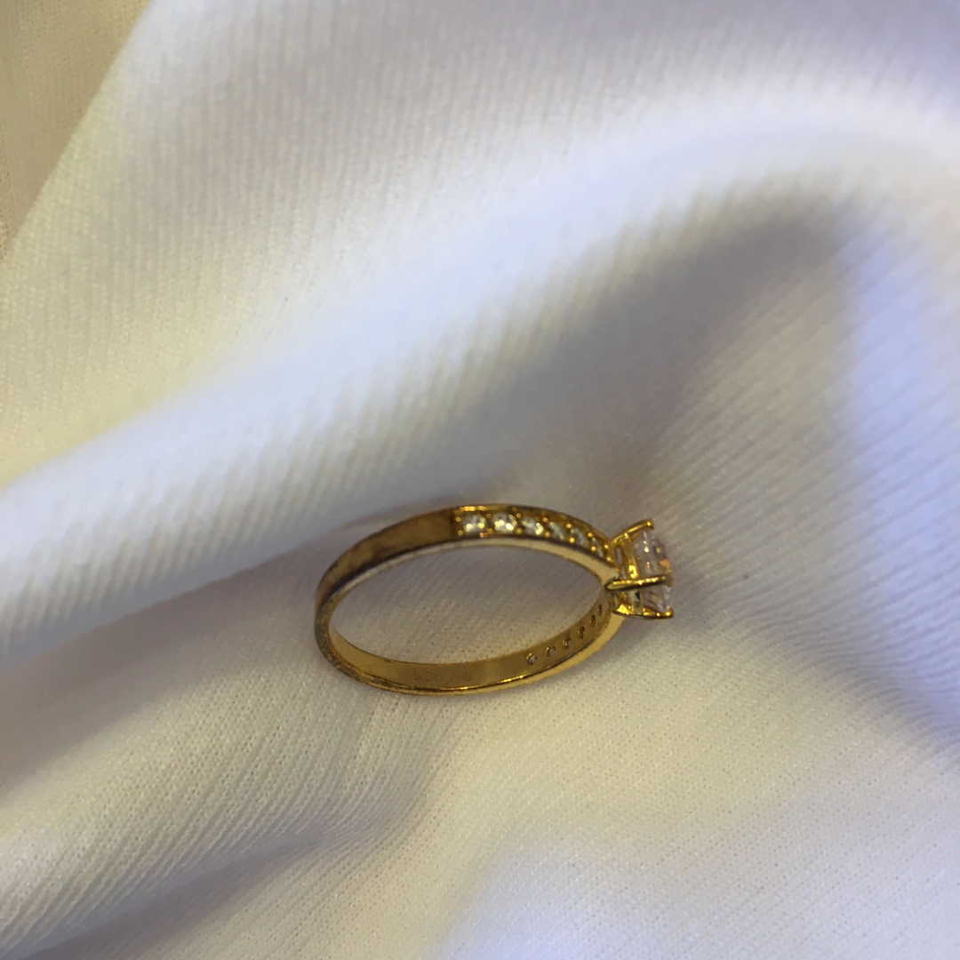 リング　ハーフエタニティ　一粒　ゴールドカラー レディースのアクセサリー(リング(指輪))の商品写真