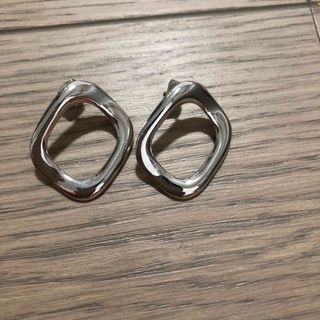 ピアス(ピアス)