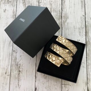 シャネル(CHANEL)のシャネル バングル ココマーク マトラッセ シャンパンゴールド CHANEL(ブレスレット/バングル)