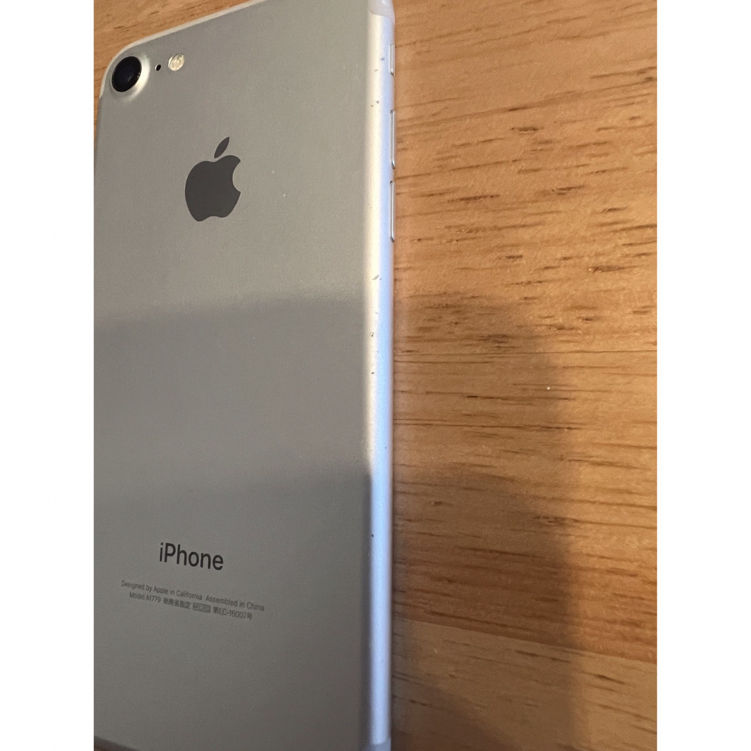 Apple(アップル)のiPhone7 本体のみ スマホ/家電/カメラのスマートフォン/携帯電話(スマートフォン本体)の商品写真