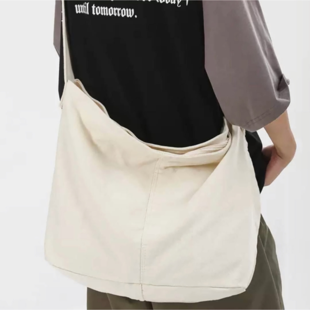 ニュースペーパーバックメッセンジャーバック　白　大きめ　通学　保育園　カバン  メンズのバッグ(メッセンジャーバッグ)の商品写真