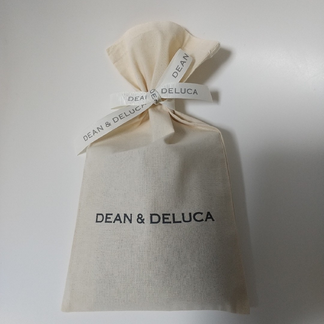 DEAN & DELUCA(ディーンアンドデルーカ)のネイビー　DEAN & DELUCA　ディーン＆デルーカ　岡山　限定　ギフト袋 エンタメ/ホビーの雑誌(ファッション)の商品写真