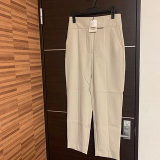 ザラ(ZARA)の最終価格！ZARA 新品タグ付き　薄いベージュ　パンツ(カジュアルパンツ)