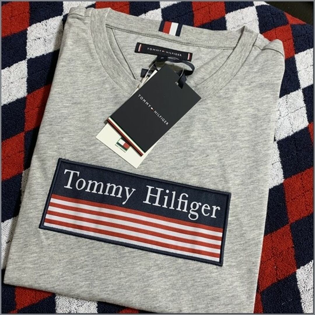 TOMMY HILFIGER(トミーヒルフィガー)のSTRIPED WOVEN LAVEL TEE グレー Mサイズ メンズのトップス(Tシャツ/カットソー(半袖/袖なし))の商品写真