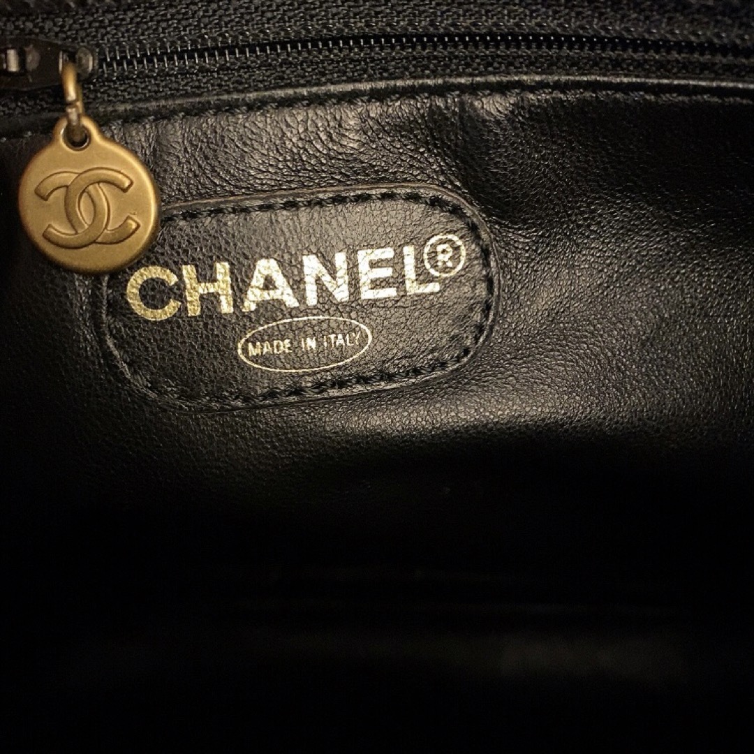 Chanel ショルダーバッグ (すごく使用しやすい！Gカード付き！)