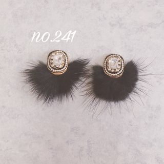 no.241 2way アンティーク カボション ファー ブラック ピアス(ピアス)