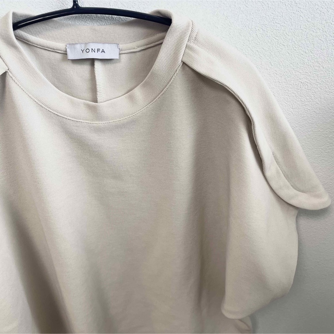 yonfa チューリップtシャツ　アイボリー レディースのトップス(Tシャツ(半袖/袖なし))の商品写真