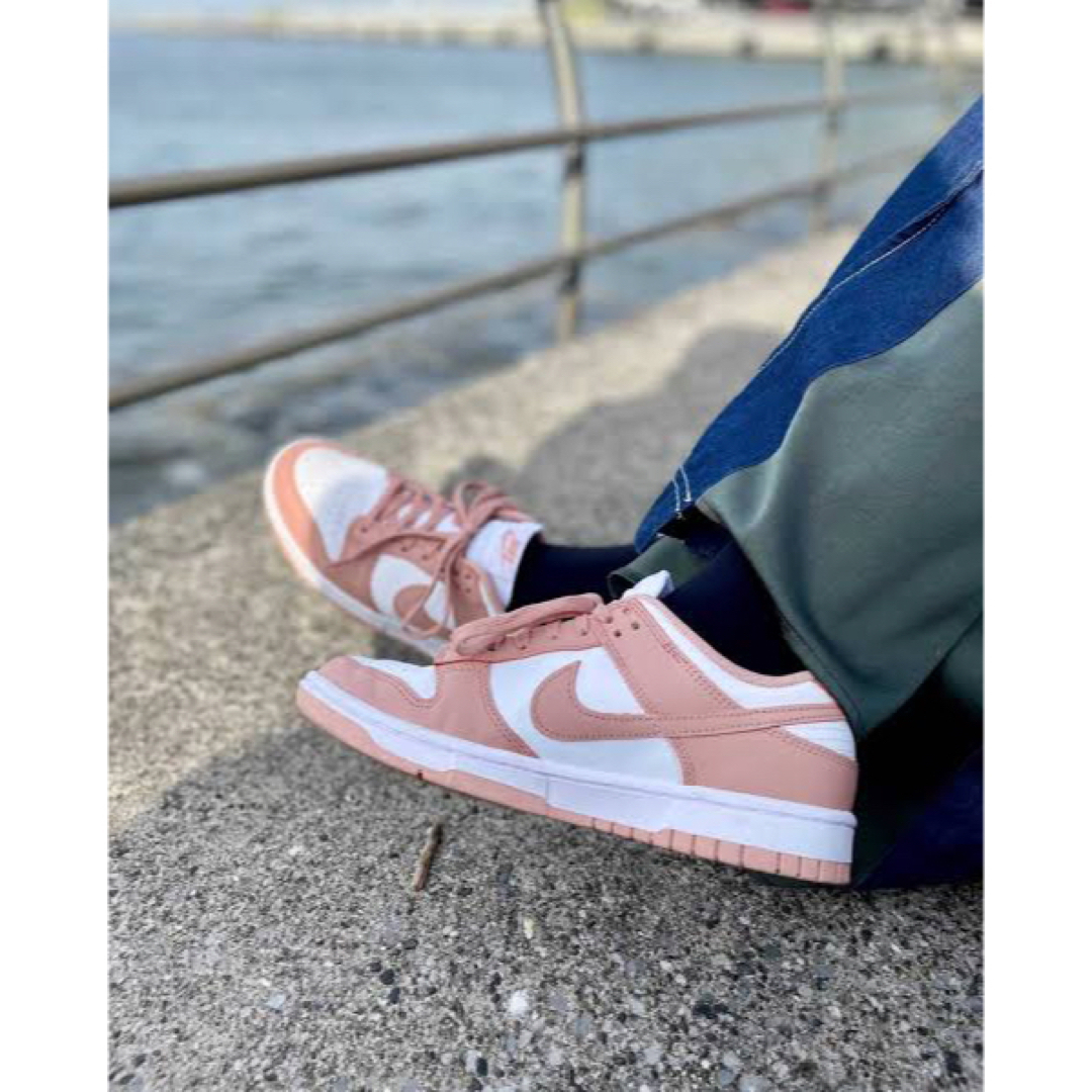 NIKE(ナイキ)のNIKE WMNS DUNK LOW ROSE WHISPER メンズの靴/シューズ(スニーカー)の商品写真