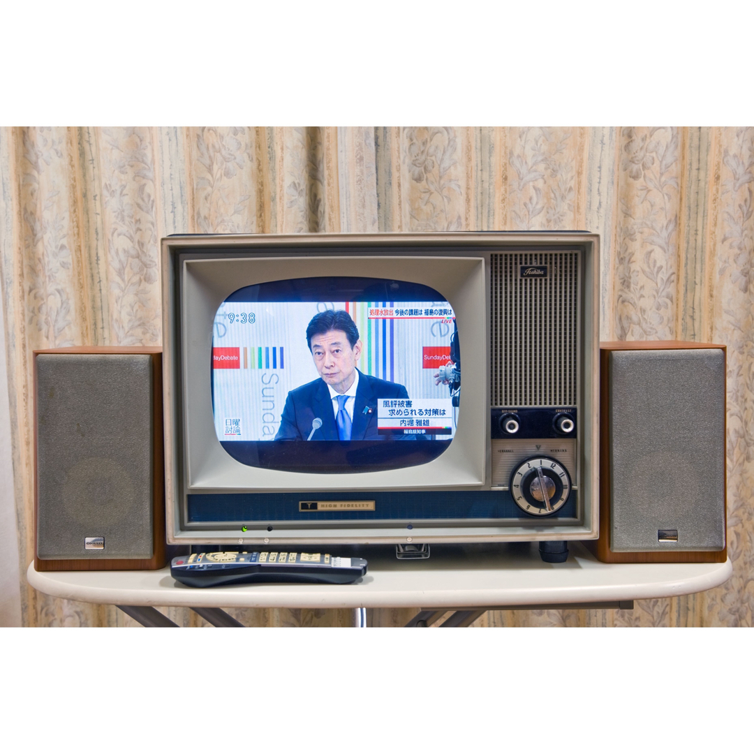 カラーで見れる！昭和30年代の東芝白黒ブラウン管テレビ - テレビ