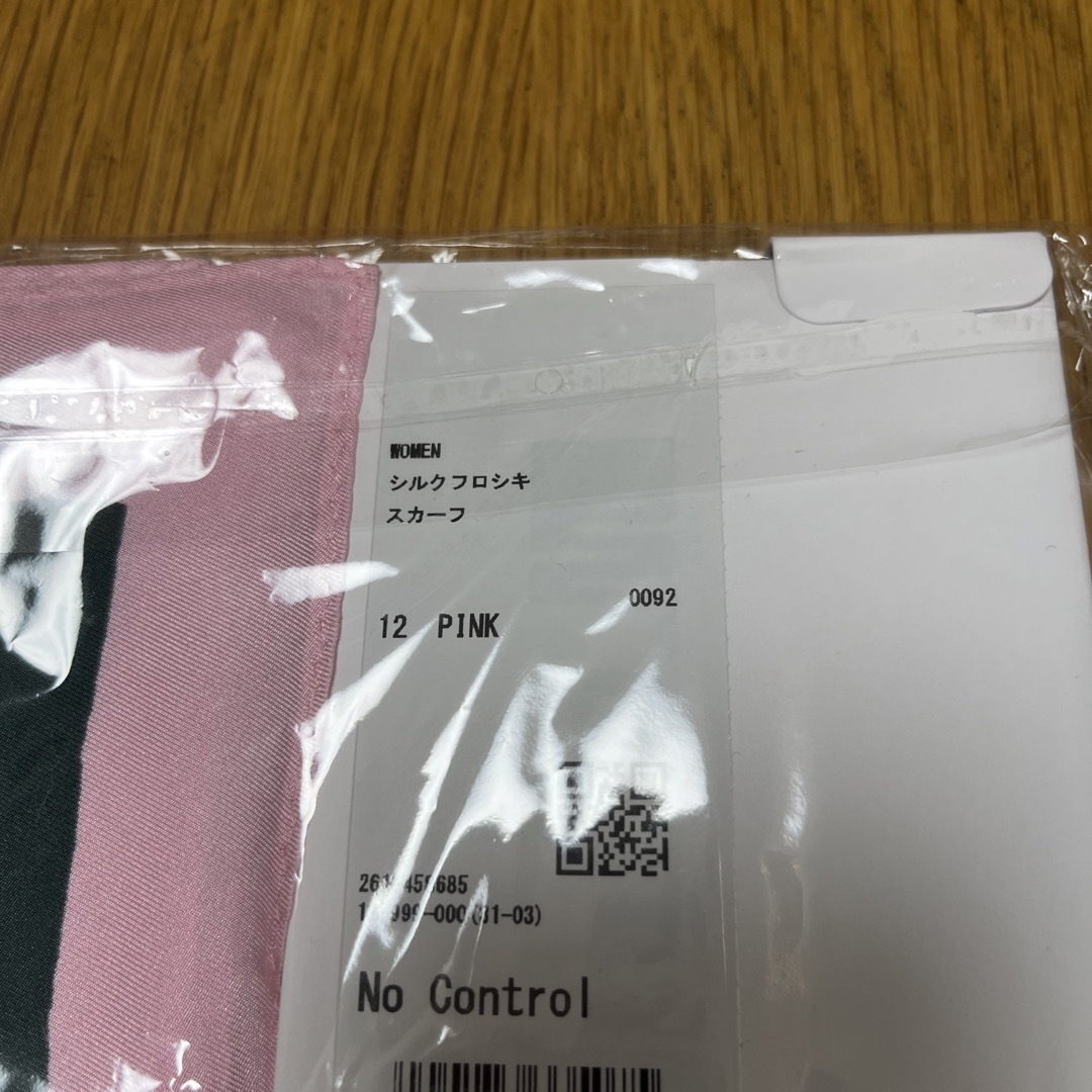 UNIQLO(ユニクロ)のユニクロ　マルニシルクスカーフ　ピンク レディースのファッション小物(バンダナ/スカーフ)の商品写真