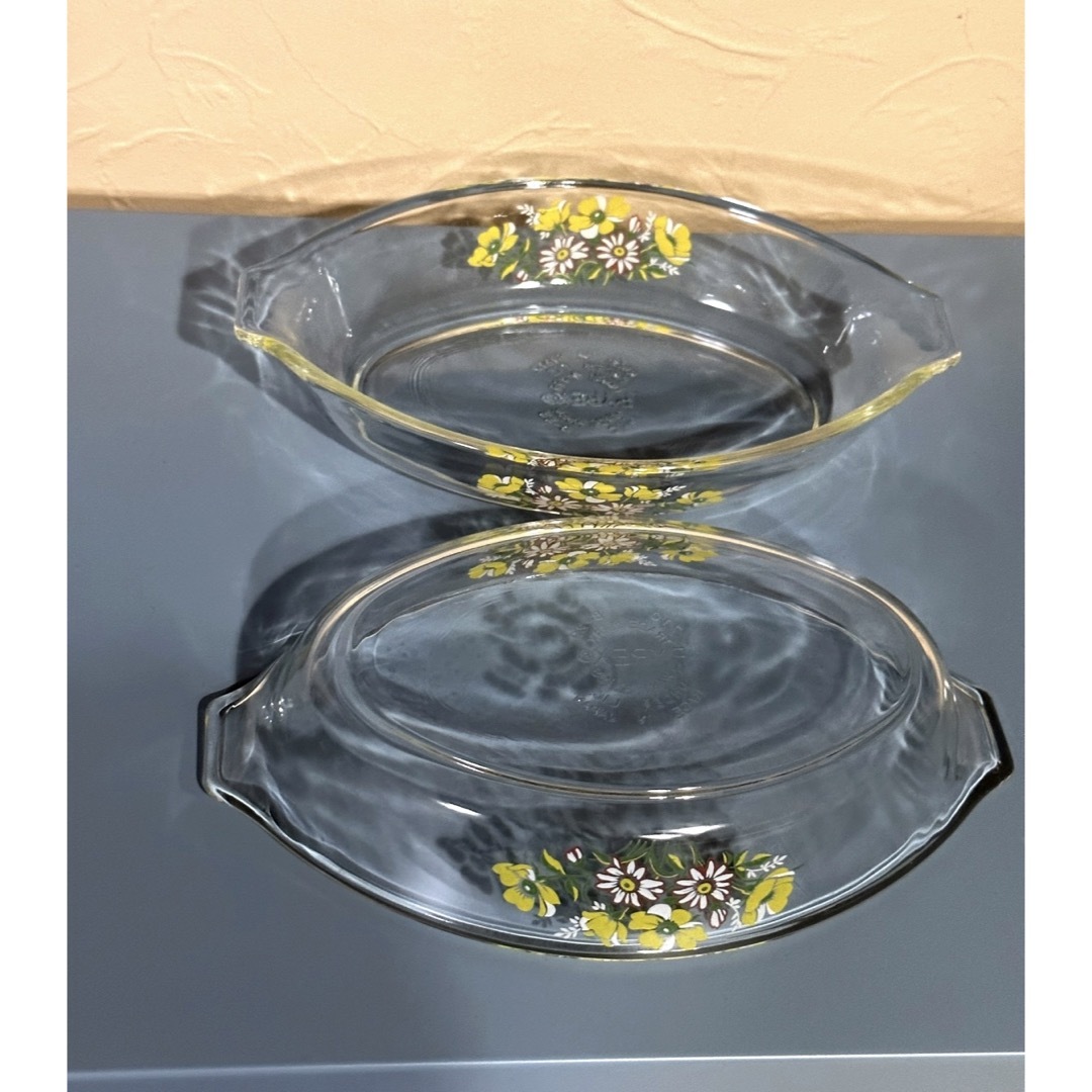 Pyrex(パイレックス)のパイレックス　昭和レトロ　グラタン皿　花柄　耐熱ガラス　2枚セット　レトロポップ インテリア/住まい/日用品のキッチン/食器(食器)の商品写真