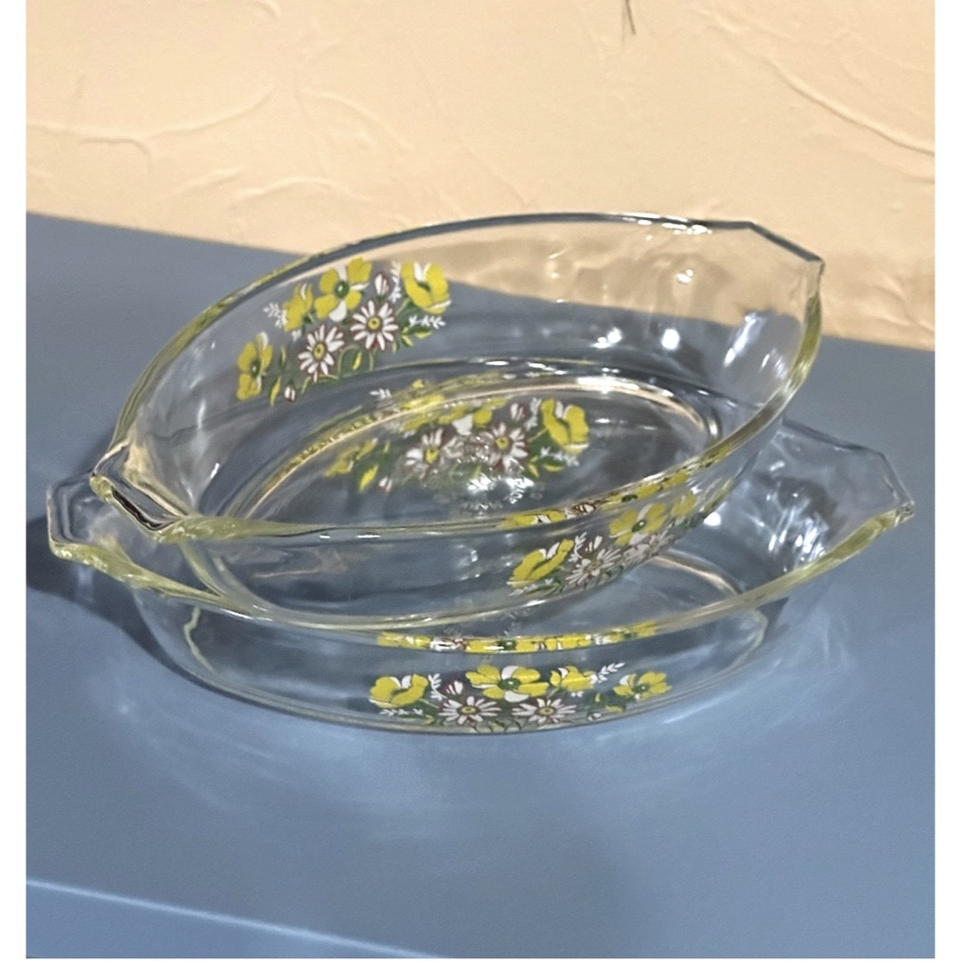 Pyrex(パイレックス)のパイレックス　昭和レトロ　グラタン皿　花柄　耐熱ガラス　2枚セット　レトロポップ インテリア/住まい/日用品のキッチン/食器(食器)の商品写真