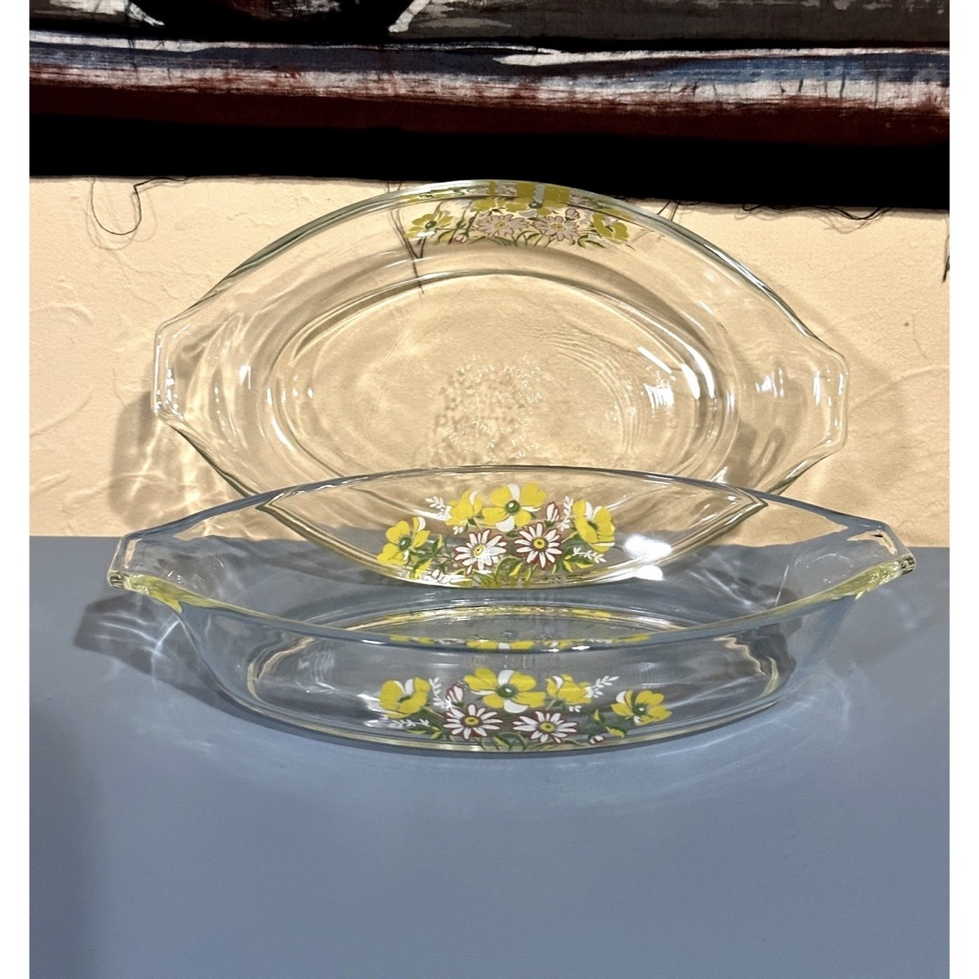 Pyrex(パイレックス)のパイレックス　昭和レトロ　グラタン皿　花柄　耐熱ガラス　2枚セット　レトロポップ インテリア/住まい/日用品のキッチン/食器(食器)の商品写真