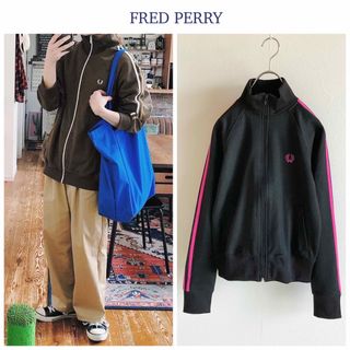 フレッドペリー(FRED PERRY)のフレッドペリー ロゴワッペン トラックジャケット ジャージ 黒 フューシャピンク(ブルゾン)