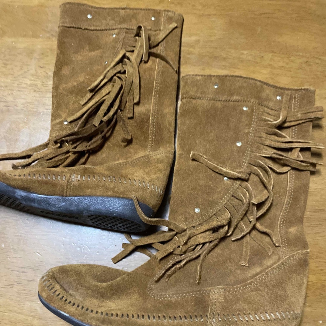 Minnetonka(ミネトンカ)のミネトンカのフリンジ付きモカシンブーツ レディースの靴/シューズ(ブーツ)の商品写真