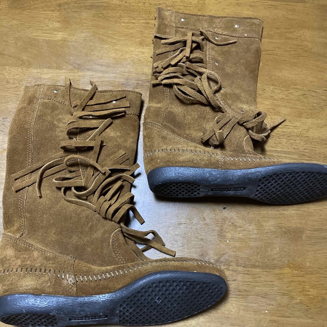 Minnetonka(ミネトンカ)のミネトンカのフリンジ付きモカシンブーツ レディースの靴/シューズ(ブーツ)の商品写真