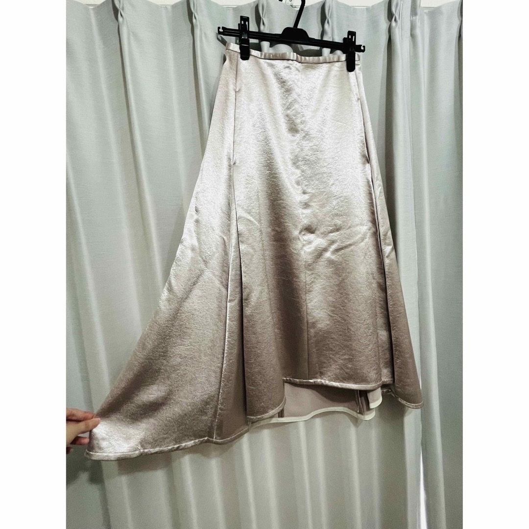 sophila(ソフィラ)のホワイトシルバー　光沢　フレア　台形　スカート レディースのスカート(ロングスカート)の商品写真
