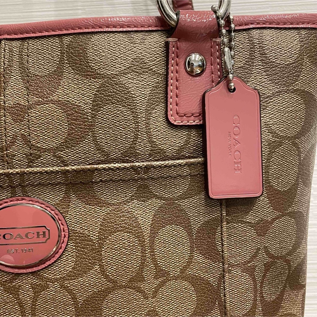 美品 COACH トートバッグ シグネチャー チャーム スウェード ピンク COACH - coach コーチ シグネチャー トート ハンド バッグ