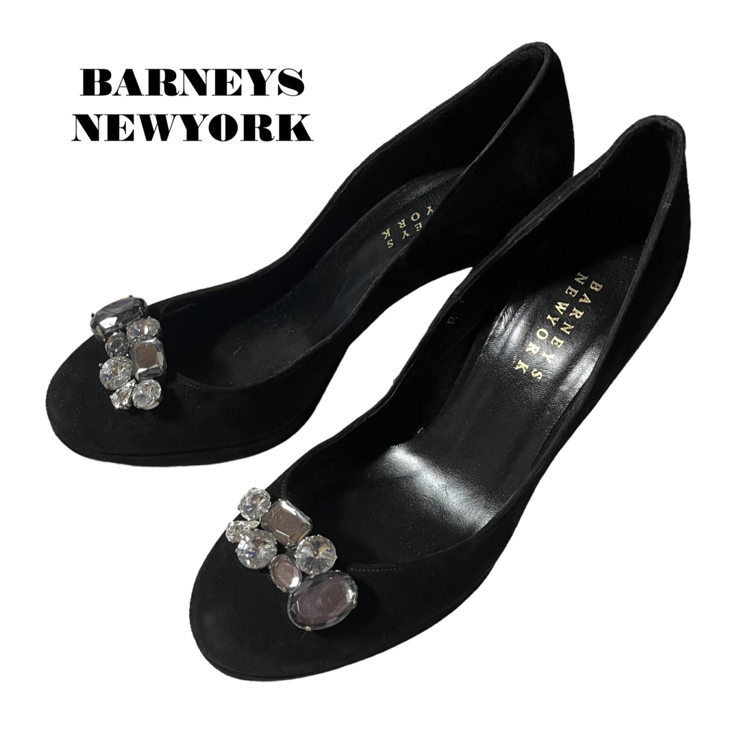 BARNEYS NEW YORK(バーニーズニューヨーク)の美品BARNEYS NEWYORK ビジュー付きスエードパンプス レディースの靴/シューズ(ハイヒール/パンプス)の商品写真