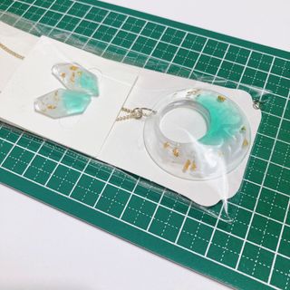 ネックレスと樹脂ピアスセット No.2(ピアス)