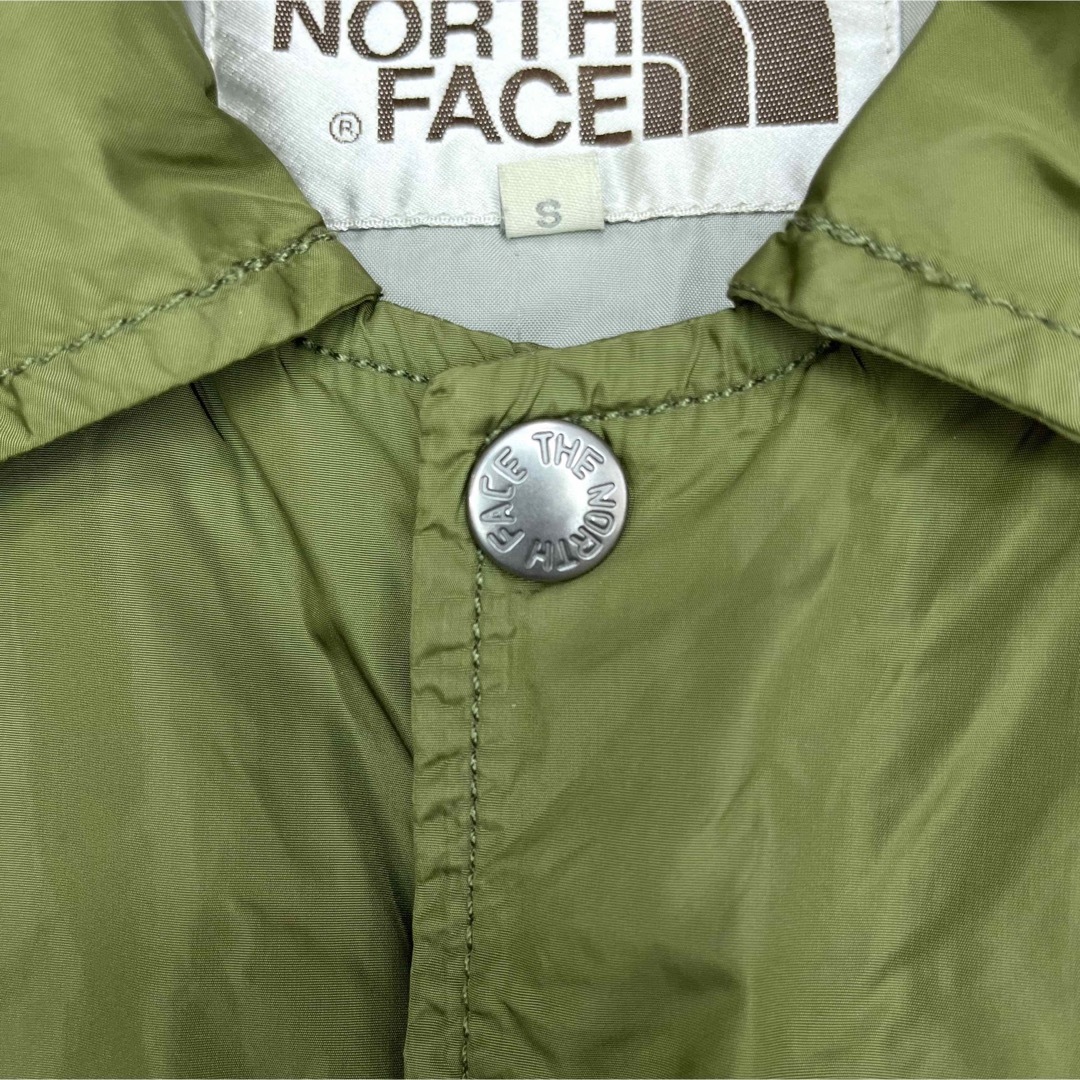 THE NORTH FACE(ザノースフェイス)の美品人気 ノースフェイス コーチジャケット メンズS ロゴ刺繍 オリーブ メンズのジャケット/アウター(ブルゾン)の商品写真