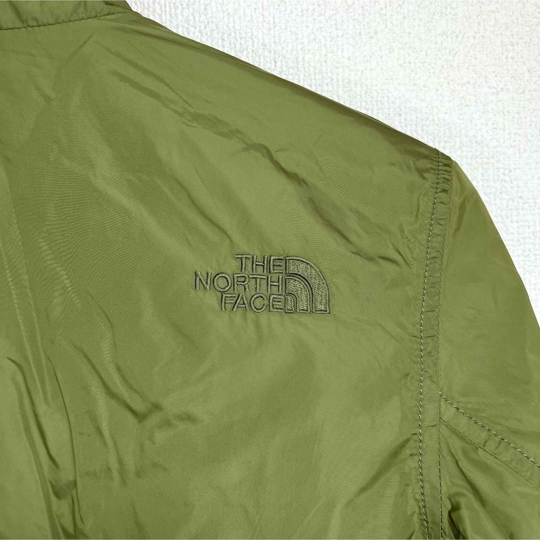 THE NORTH FACE(ザノースフェイス)の美品人気 ノースフェイス コーチジャケット メンズS ロゴ刺繍 オリーブ メンズのジャケット/アウター(ブルゾン)の商品写真