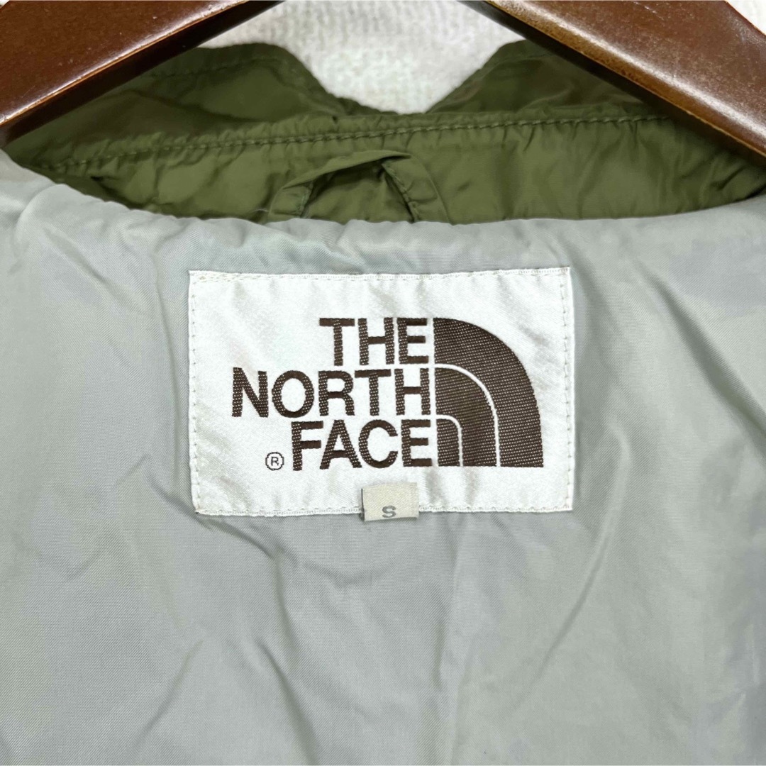 THE NORTH FACE(ザノースフェイス)の美品人気 ノースフェイス コーチジャケット メンズS ロゴ刺繍 オリーブ メンズのジャケット/アウター(ブルゾン)の商品写真