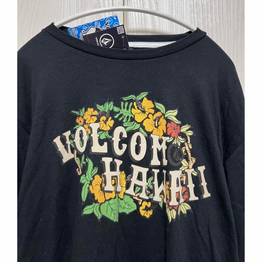 volcom(ボルコム)の新品タグ付　VOLCOM ハワイ 限定 Tシャツ カットソー 花柄 ブラック L レディースのトップス(Tシャツ(半袖/袖なし))の商品写真